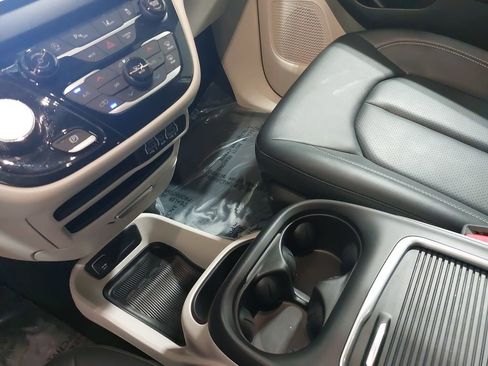 Used 2024 Chrysler Pacifica Touring-L image 27