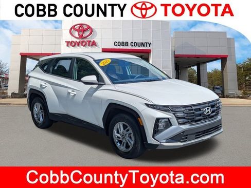 Used 2025 Hyundai Tucson SE image 1