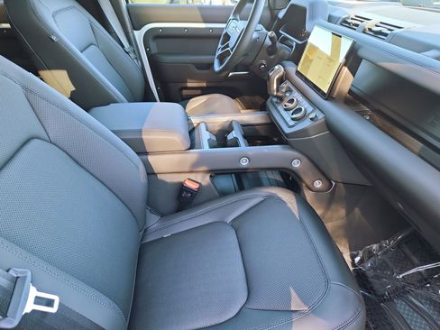 Used 2025 Land Rover Defender 110 S image 3
