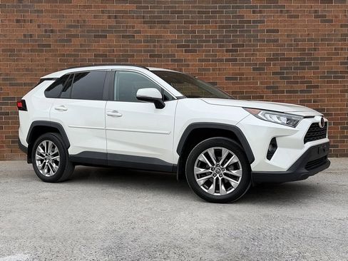 Used 2021 Toyota RAV4 XLE Premium image 9