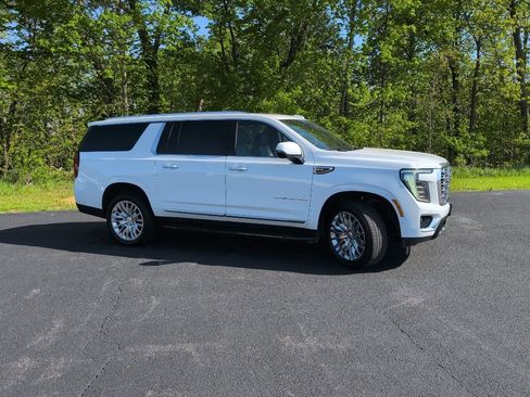 Used 2025 GMC Yukon XL Denali AWD/4WD image 4