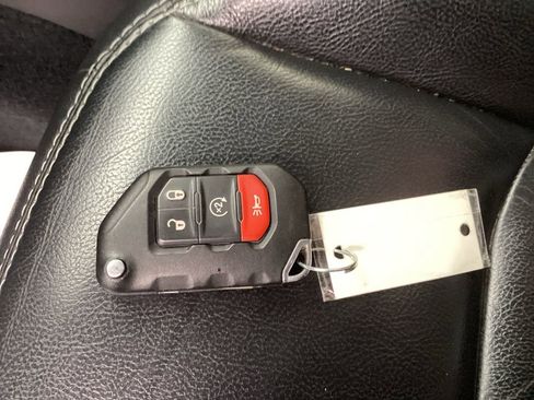 Used 2018 Jeep Wrangler Unlimited Sahara image 40