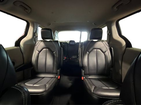Used 2023 Chrysler Pacifica Touring-L image 44