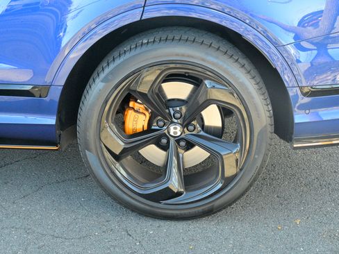 Used 2025 Bentley Bentayga image 10