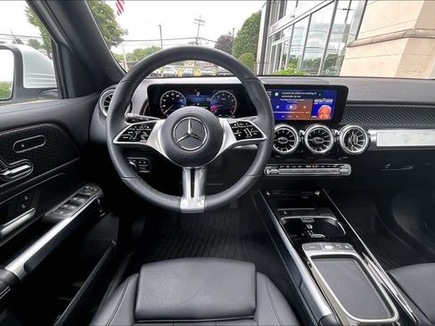 Used 2026 Mercedes-Benz GLB 250 4MATIC image 5