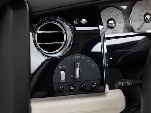 Used 2015 Rolls-Royce Ghost image 32