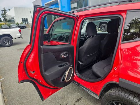 Used 2016 Jeep Renegade Latitude AWD/4WD image 15