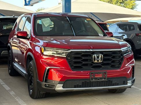 Used 2025 Honda Pilot EX-L image 3