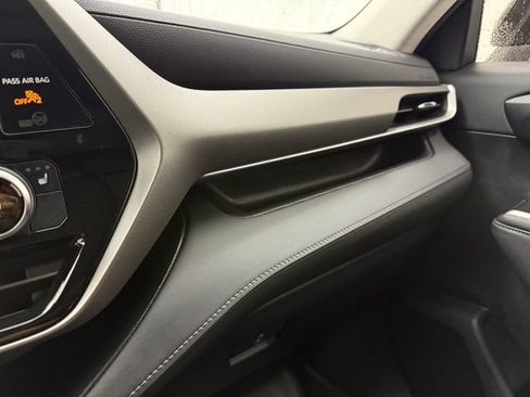 Used 2023 Toyota Highlander XLE FWD image 22