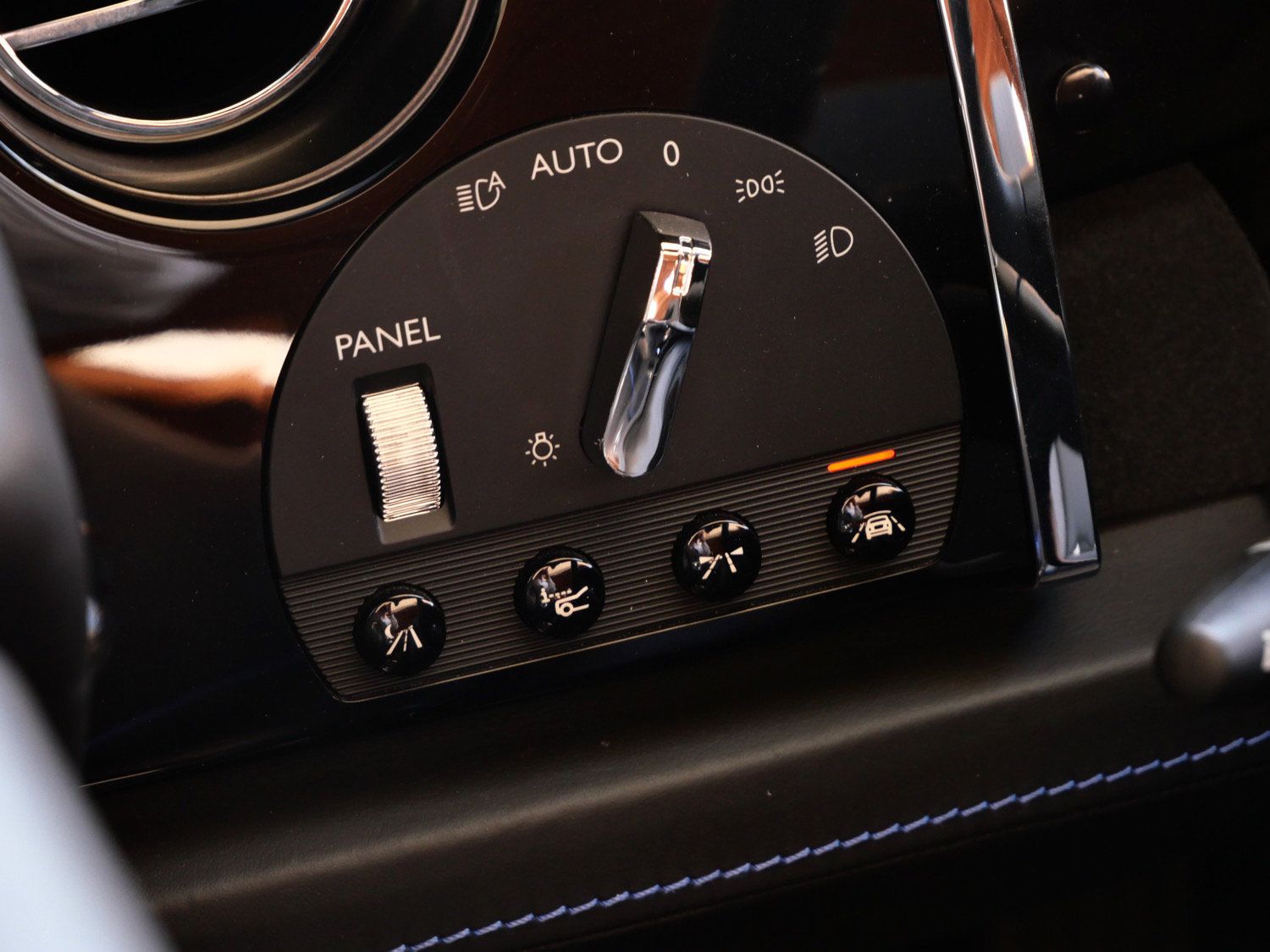 Certified 2018 Rolls-Royce Dawn RWD image 32