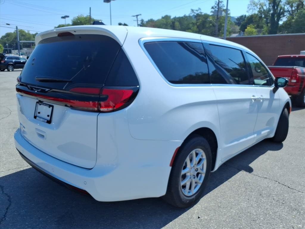 New 2027 Chrysler Pacifica Select FWD image 4