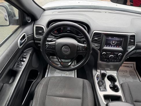 Used 2019 Jeep Grand Cherokee Laredo image 43