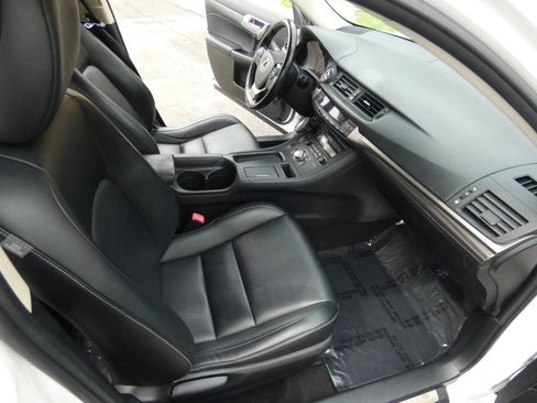 Used 2015 Lexus CT 200h image 27