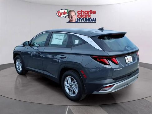 Used 2023 Volkswagen Taos SE w/ Panoramic Sunroof Package FWD image 3