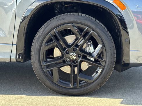 Used 2025 Volkswagen Tiguan SE R-Line image 32