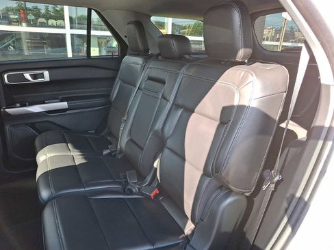 Used 2022 Ford Explorer XLT w/ Equipment Group 202A AWD/4WD image 8