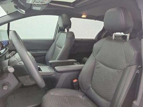 Used 2023 Toyota Sienna XSE FWD image 18