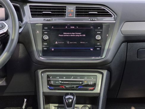 Used 2022 Volkswagen Tiguan SE w/ Panoramic Sunroof Package image 32