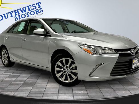Used 2016 Toyota Camry XLE w/ Moonroof Package image 3