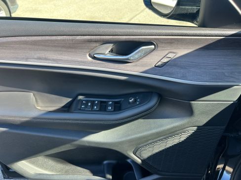 Used 2023 Jeep Grand Cherokee Limited w/ Black Appearance Package image 11