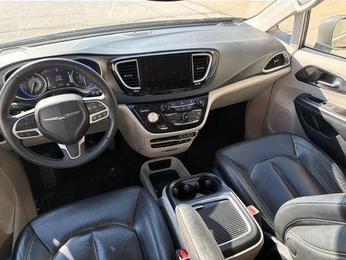 Used 2022 Chrysler Pacifica Touring-L FWD image 18