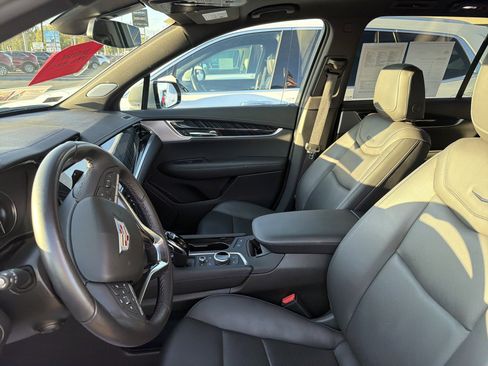 Used 2025 Cadillac XT6 Premium Luxury image 12
