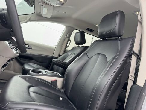 Used 2024 Chrysler Pacifica Touring-L image 9