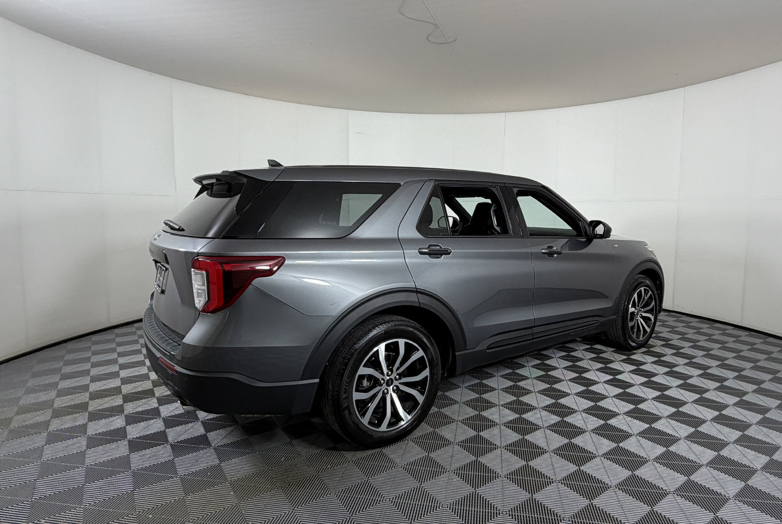 Used 2022 Ford Explorer ST-Line RWD image 4
