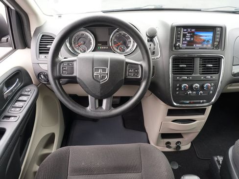Used 2018 Dodge Grand Caravan SE w/ UConnect Hands-Free Group FWD image 19