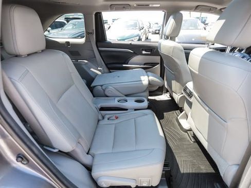 Used 2017 Toyota Highlander Limited Platinum AWD/4WD image 49
