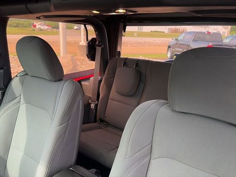 Used 2019 Jeep Wrangler Sport AWD/4WD image 9