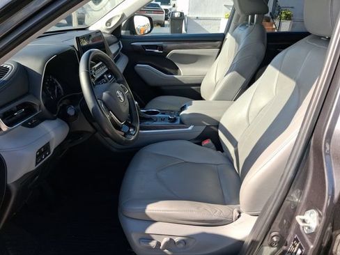 Used 2021 Toyota Highlander Limited AWD/4WD image 12