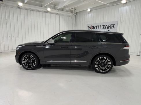 Used 2022 Lincoln Aviator Black Label AWD/4WD image 2