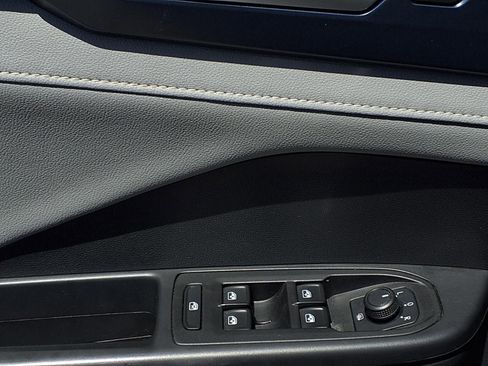 Used 2023 Volkswagen Taos SE w/ Panoramic Sunroof Package FWD image 18