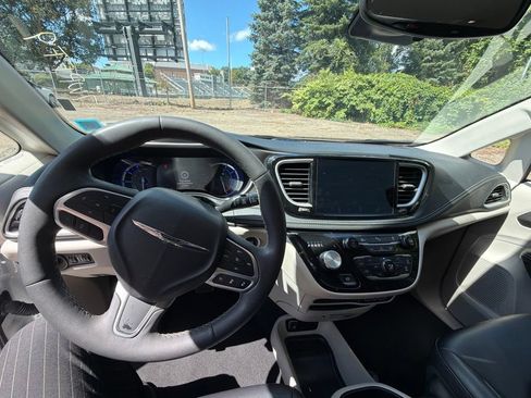 Used 2024 Chrysler Pacifica Limited FWD image 8