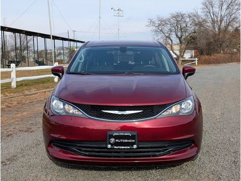 Used 2018 Chrysler Pacifica LX FWD image 2