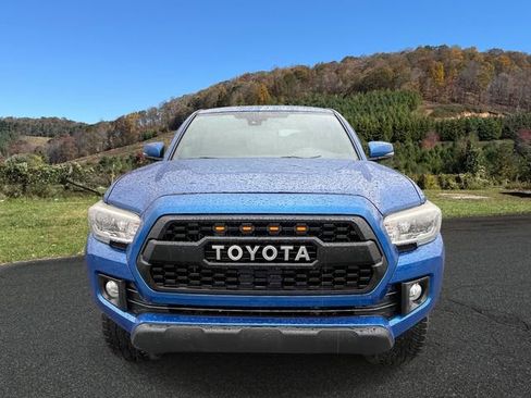 Used 2018 Toyota Tacoma TRD Off-Road image 2