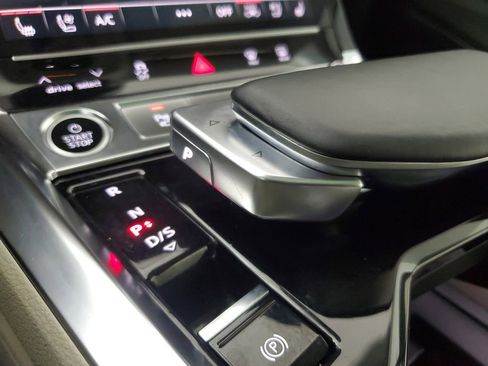 Used 2022 Audi e-tron Premium Plus w/ Premium Plus Package image 32
