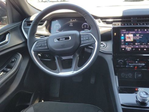 New 2025 Jeep Grand Cherokee Altitude image 9