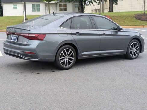 Certified 2025 Volkswagen Jetta SE FWD image 4