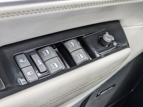 Used 2023 Jeep Wagoneer L Series II RWD image 16