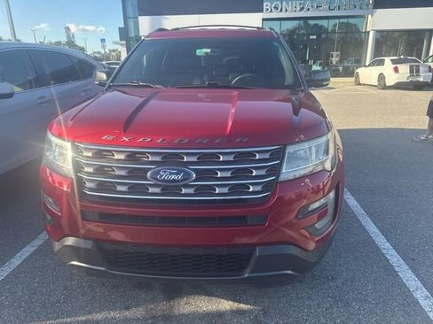 Used 2017 Ford Explorer XLT w/ Equipment Group 202A image 3