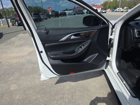 Used 2017 INFINITI QX30 Premium w/ Technology Package image 43