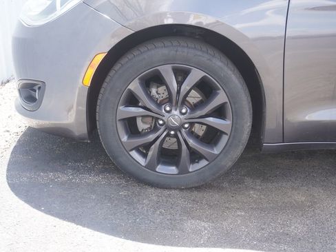 Used 2020 Chrysler Pacifica Touring w/ S Appearance Package FWD image 6