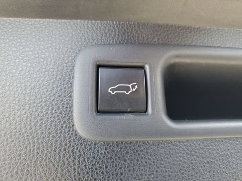 Used 2021 Toyota Highlander XLE FWD image 32