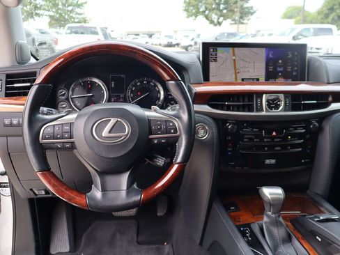 Used 2019 Lexus LX 570 4WD w/ Luxury Package image 19