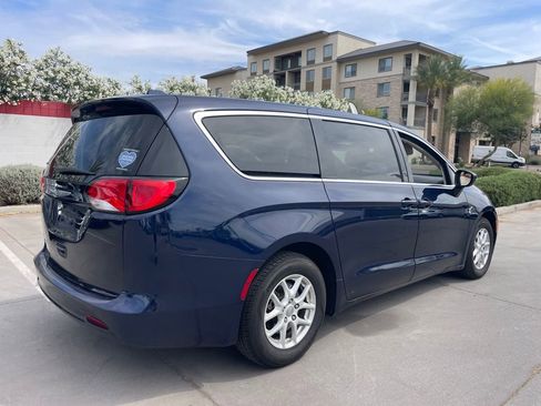 Used 2017 Chrysler Pacifica LX image 3