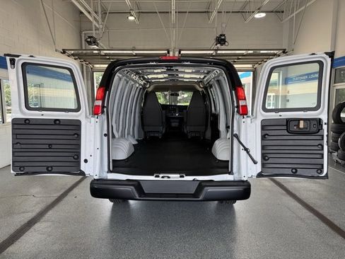 Used 2025 Chevrolet Express 2500 w/ Driver Convenience Package image 8