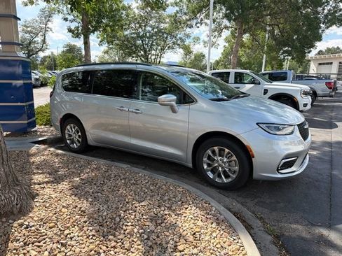 Used 2022 Chrysler Pacifica Touring-L AWD/4WD image 10