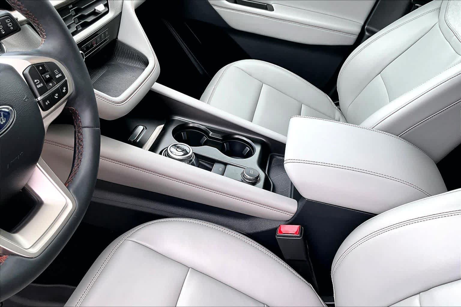 Used 2025 Ford Explorer Active w/ Active Comfort Package RWD image 18